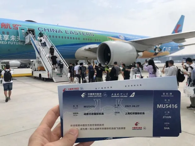 Làm thủ tục lên máy bay China Eastern