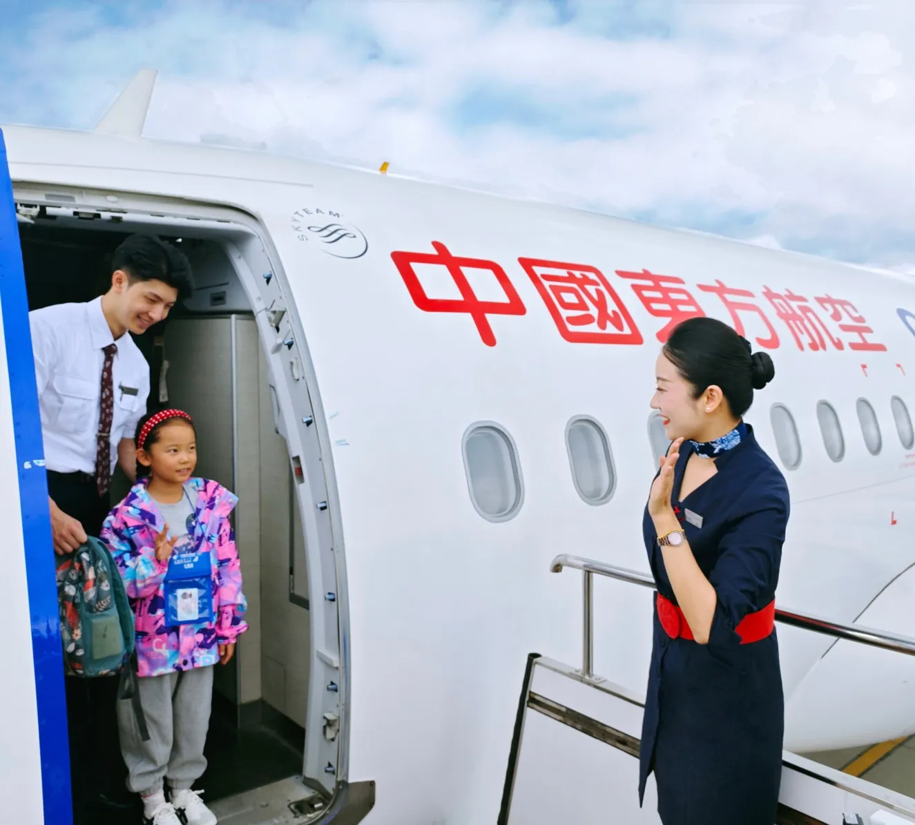 Trẻ đi máy bay China Eastern Airlines một mình