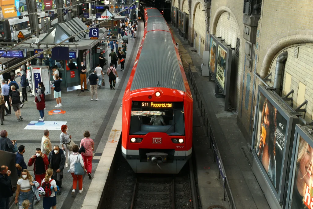 Di chuyển bằng tàu U-Bahn và S-Bahn ở Hamburg rất thuận tiện 